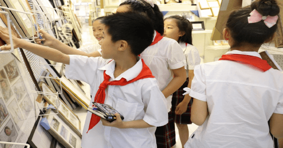 浦东新世界实验小学学生参观上海银河集团实业有限公司相框展厅