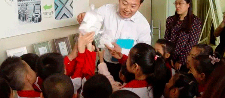 山东银河集团再生再生资源股份有限公司向太公湖小学学生推广资源回收再生的环保理念